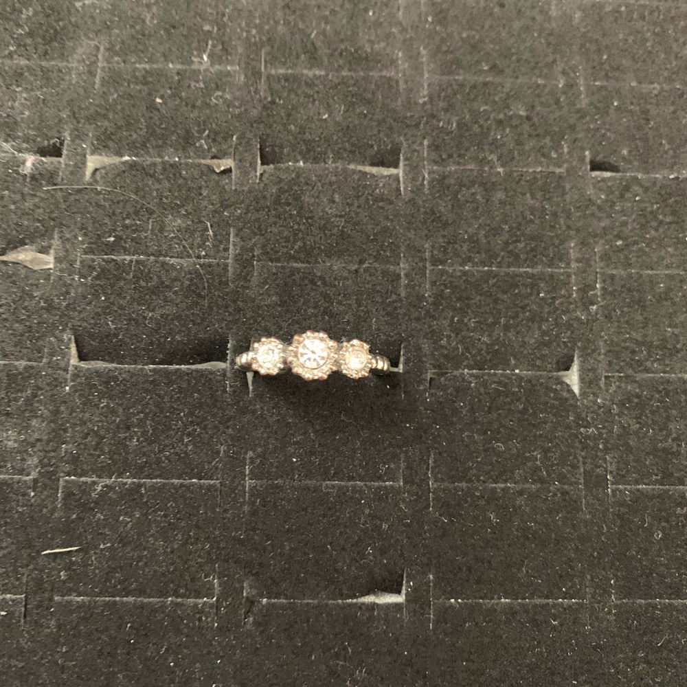 Adorable sparkly ring